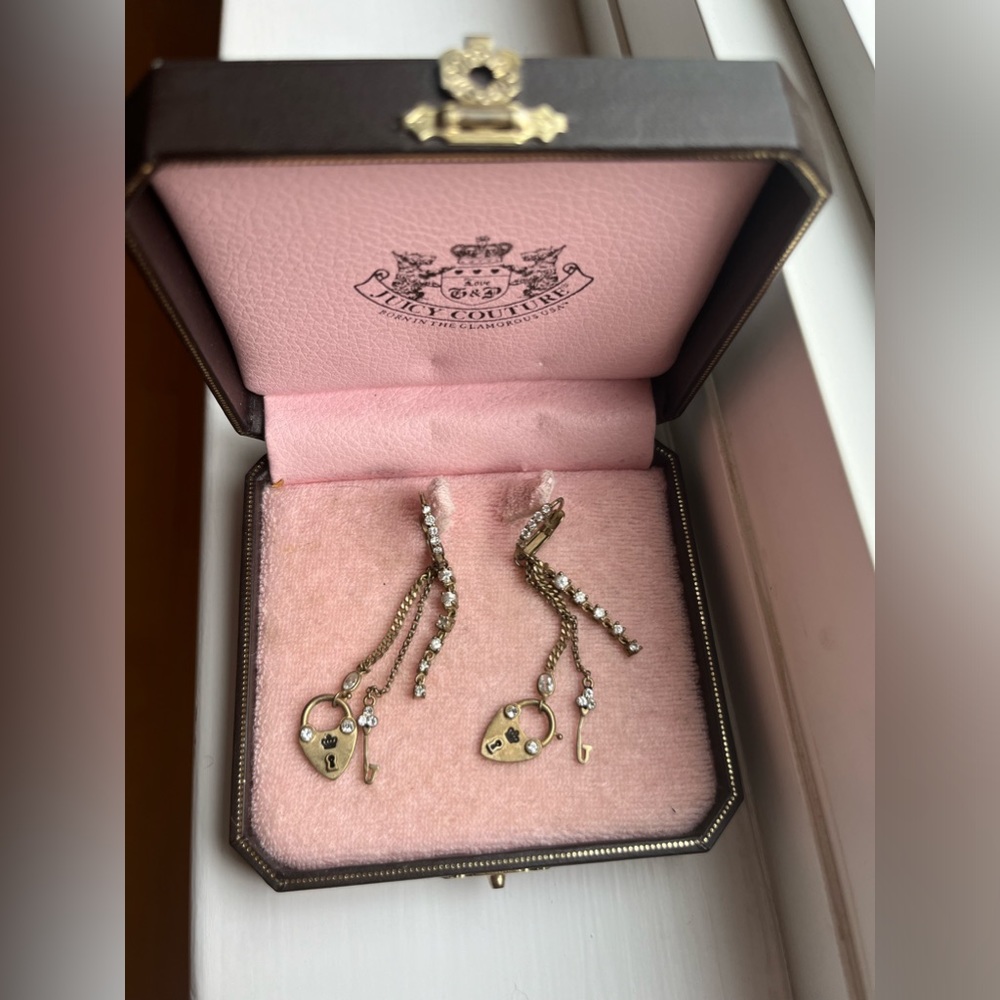 Juicy Couture lock and key dangly diamond earrings🗝️💕